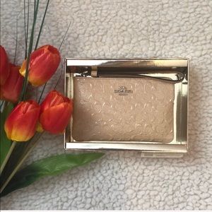 COACH CORNER ZIP WRISTLET LOGO EMBOSSED BEIGE BOX